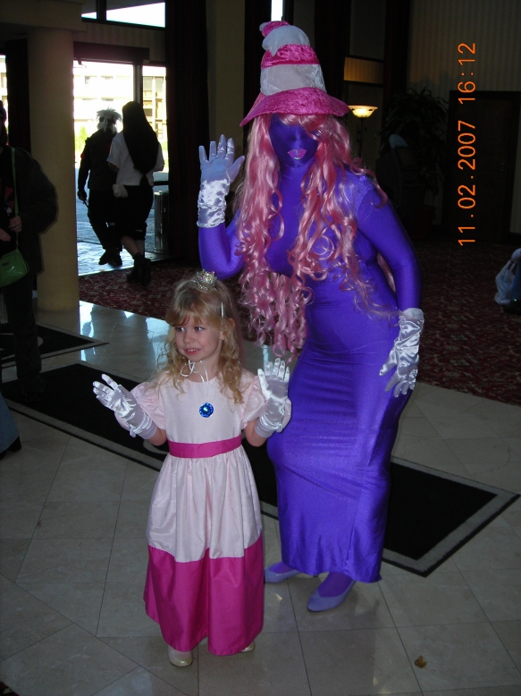 Naram's Youmacon 2007 Photos - Slide 6: Vivian & Peach (Paper Mario: The Thousand Year Door)